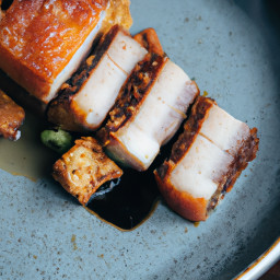 Entrée: China – 脆皮慢烤五花肉配豉油蒜蓉釉 ▶ Cuipi Mankao Wuhua Rou Pei Chiyou Suanrong You (Crispy Slow-Roasted Pork Belly with Soy-Garlic Glaze) recipe