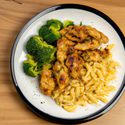 Entrée: United States – One-Pan Baked Macaroni with Chicken Wings and Broccoli recipe