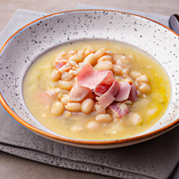 Entrée: United States – Classic White Bean and Ham Soup recipe