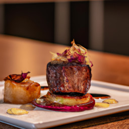 Entrée: United States – Tender Beef Fillet with Garlic and Red Onion Sauce recipe